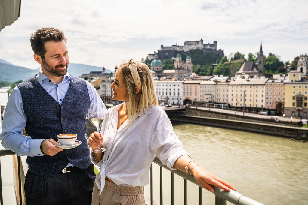 LOWRES-00000126964-Paar-auf-Hotelterrasse-mit-Blick-auf-die-Salzburger-Altstadt-TSG-Salzburg-Tourismus-GesmbH-Markus-Kohlmayr-69a59f6a551f0.jpg